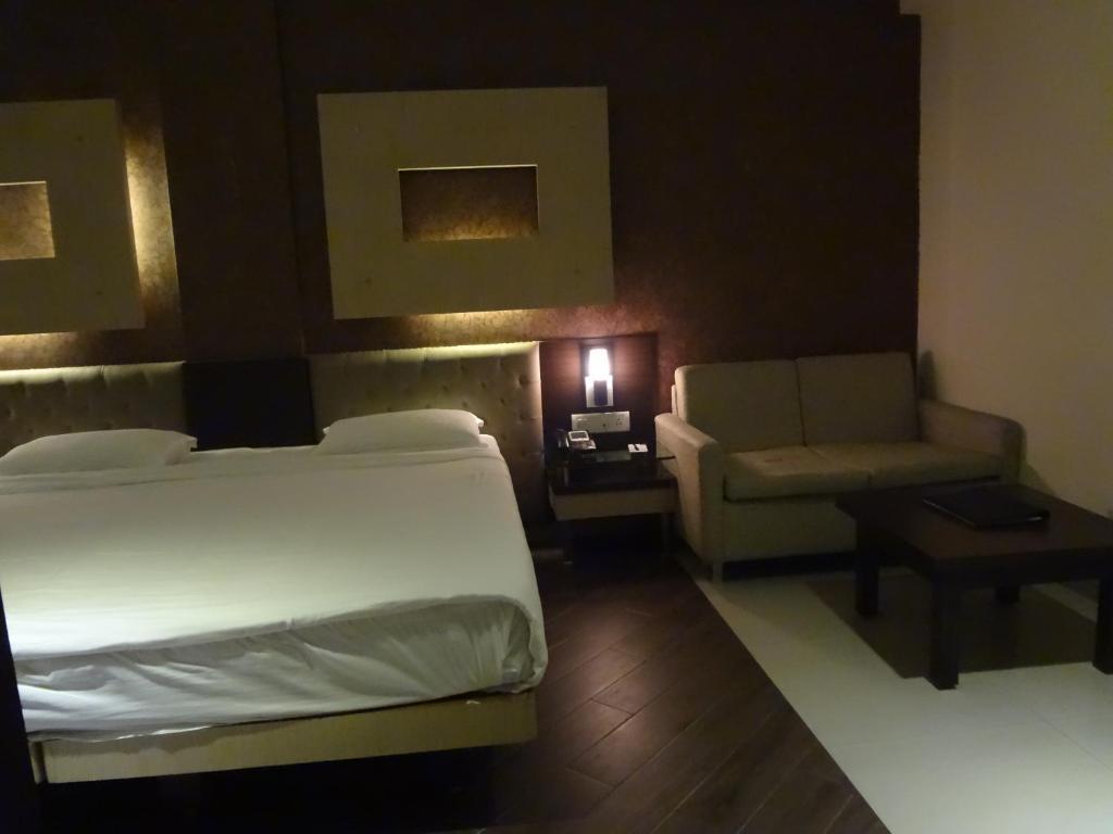 ثين Hotel Capitol الغرفة الصورة