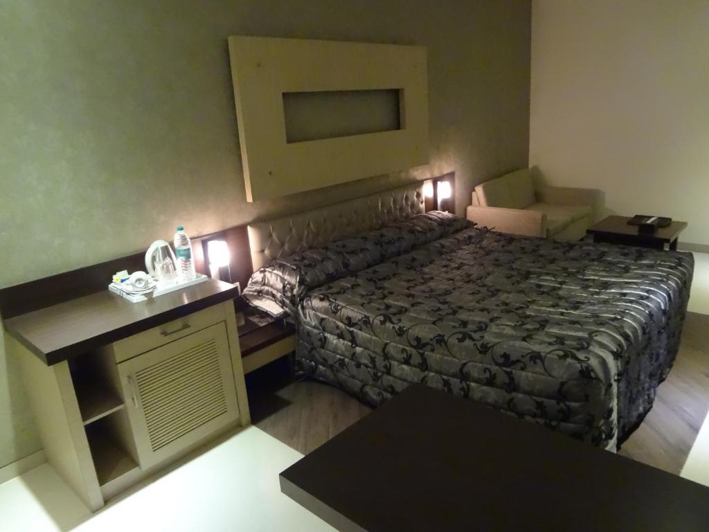 ثين Hotel Capitol الغرفة الصورة