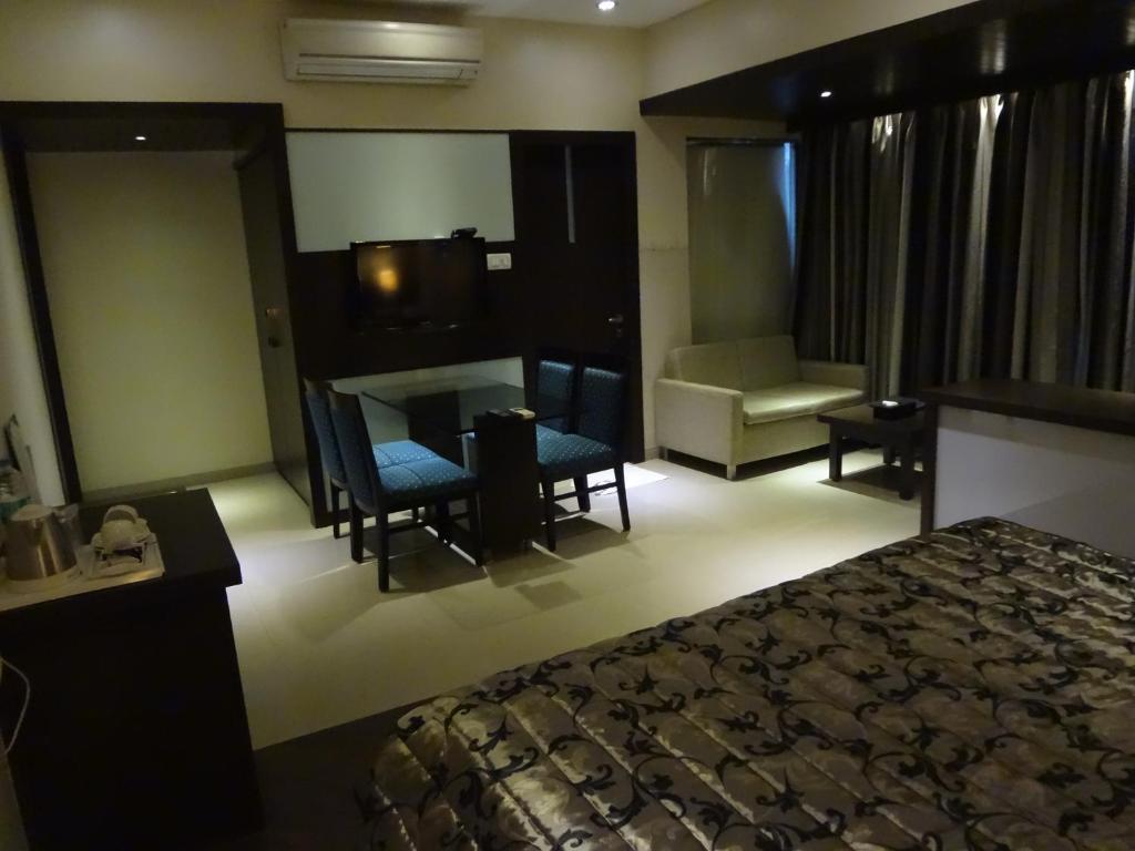 ثين Hotel Capitol المظهر الخارجي الصورة